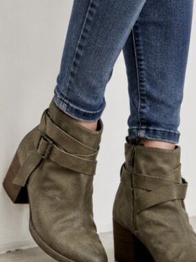 Blowfish Malibu Slouch Ankle Boots – Size 8🧜‍♀️